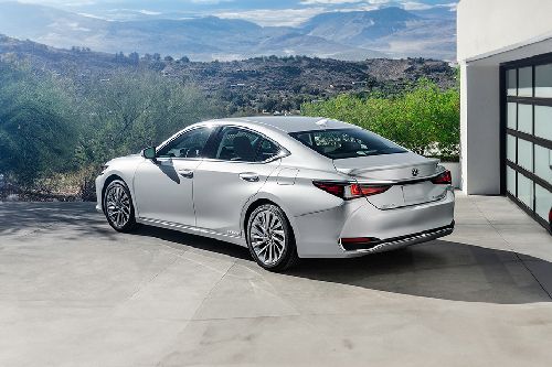 Rear Cross Side View of لكزس ES Hybrid  (2022-2023)