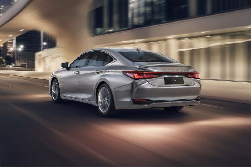 Rear Cross Side View of لكزس إي إس 2026