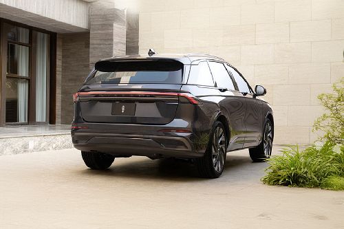 Nautilus (2022-2024) Rear angle view