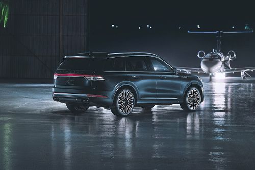 Rear Cross Side View of Lincoln Aviator (2023-2024)