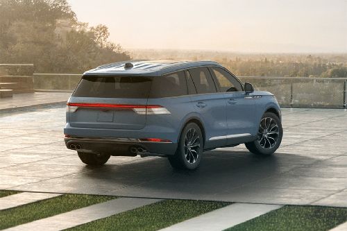 أفياتور  Rear angle view