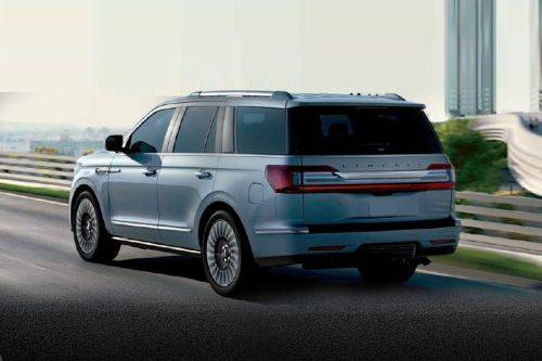 Rear Cross Side View of لينكون Navigator (2012-2021)