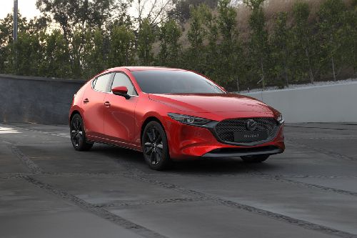 مازدا  3 هاتشباك Front angle low view