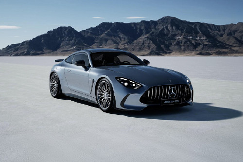 مرسيدس بنز إيه إم جي جي تي 2025 Front Medium View