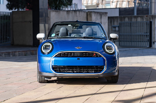 Full Front View of كونفرتيبل