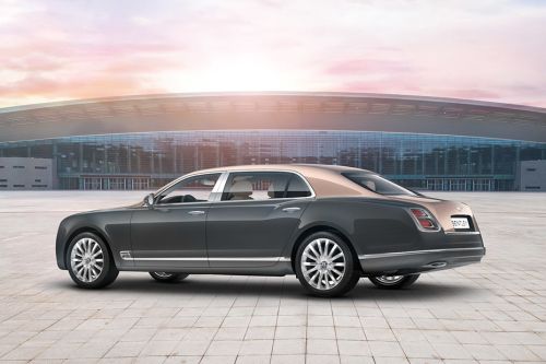 Rear Cross Side View of بنتلي Mulsanne