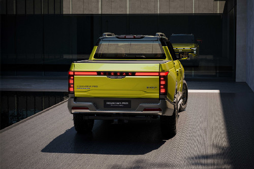 Full Rear View of نيسان فرونتير برو