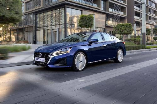 Nissan  Altima Front angle low view