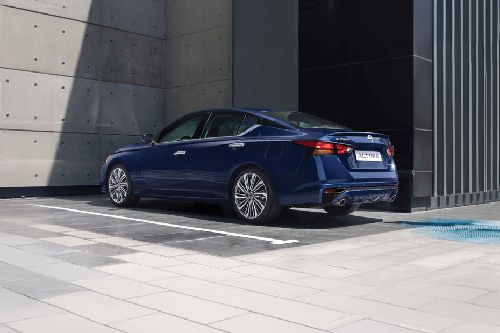 Rear Cross Side View of Nissan Altima