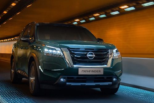 Nissan Pathfinder Front Cross Side View