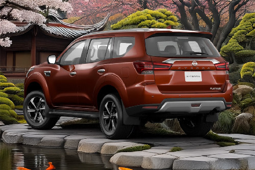 Rear Cross Side View of نيسان  إسكتيرا