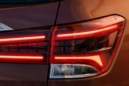  إسكتيرا  Tail light