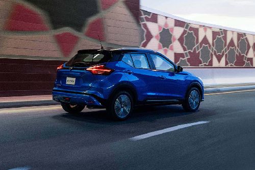 Kicks (2022-2024) Rear angle view