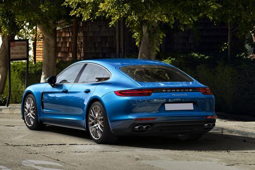 Rear Cross Side View of بورش باناميرا