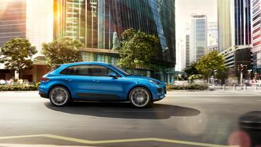 Macan S Side view