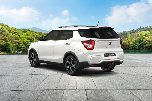 Rear Cross Side View of سانج يونج إكس إل في