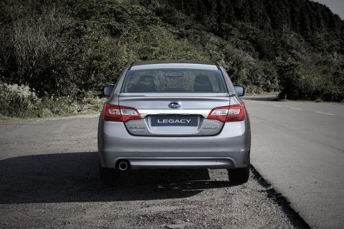 Full Rear View of سوبارو Legacy