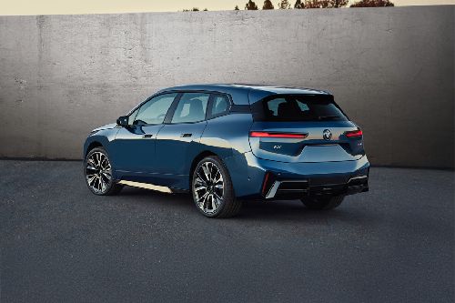 Rear Cross Side View of بي إم دبليو IX 2025