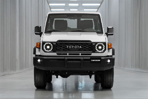 Full Front View of لاند كروزر 70 هارد توب