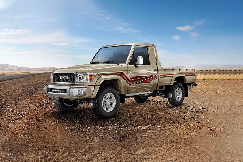 تويوتا  Land Cruiser Pick Up Front angle low view