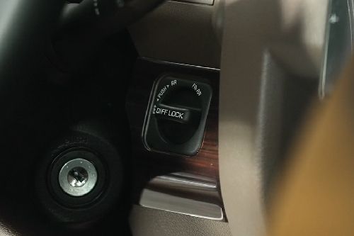 Rear Cross View of تويوتا Land Cruiser Pick Up