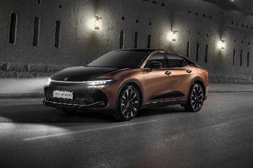 Toyota  Crown Hybrid (2023-2024) Front angle low view