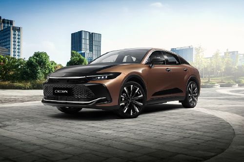 Toyota Crown Hybrid (2023-2024) Front Cross Side View