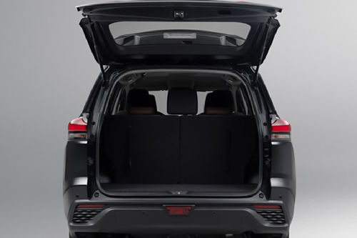 Trunk Open Closer View of إنوفا