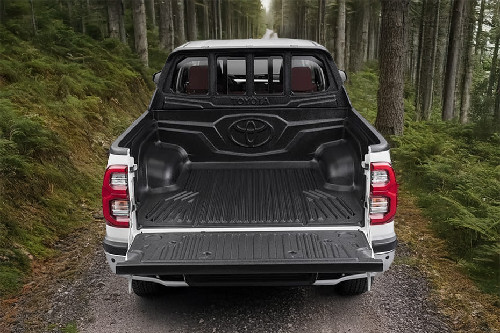 Full Rear View of تويوتا هايلكس