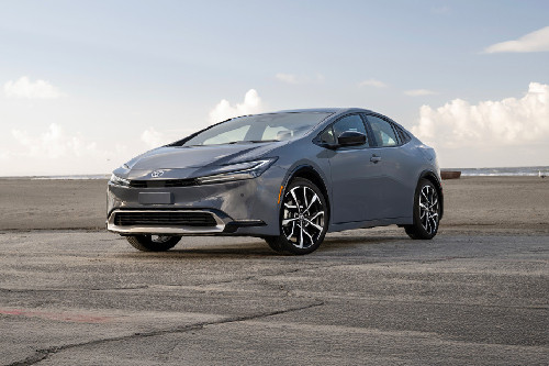 Toyota  Prius Front angle low view