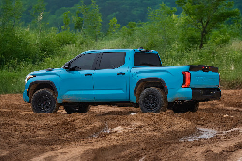 Rear Cross View of تويوتا تندرا