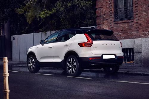 Rear Cross Side View of Volvo XC40