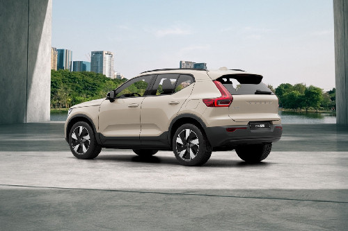 Rear Cross Side View of فولفو إي إكس 40