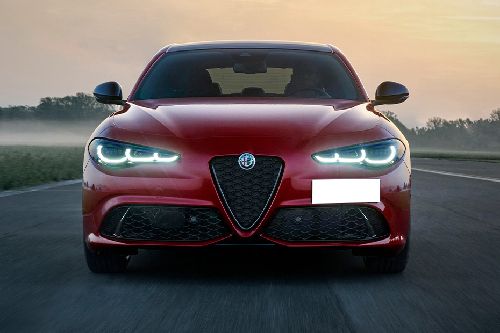 ألفا روميو جوليا Front Medium View