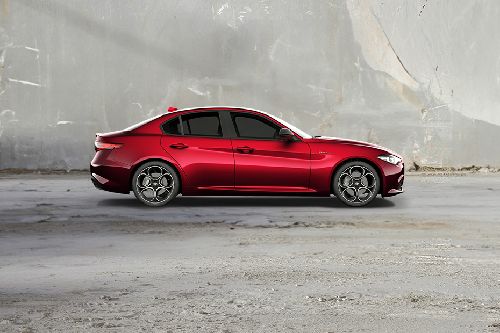 ألفا روميو جوليا Full Side View