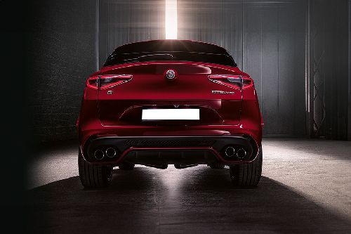Full Rear View of ألفا روميو ستلفيو كوادريفوليو