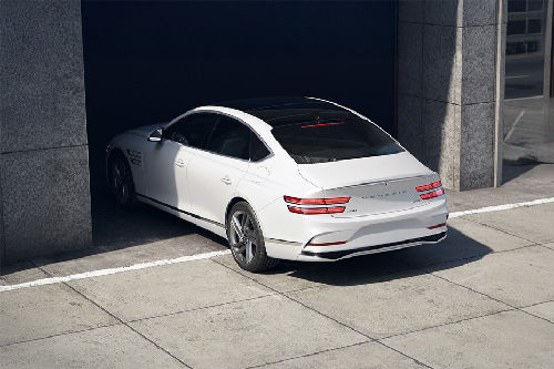 Rear Cross Side View of جينيسيس جي 80