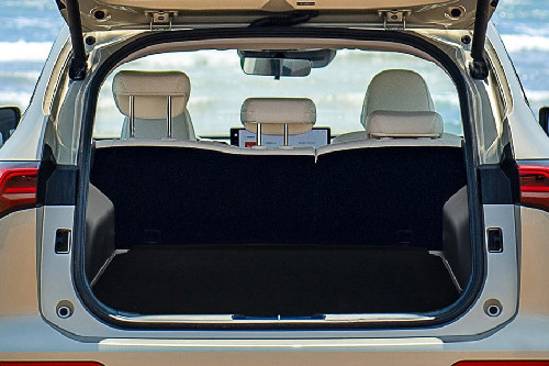 Trunk Open Closer View of إتش6