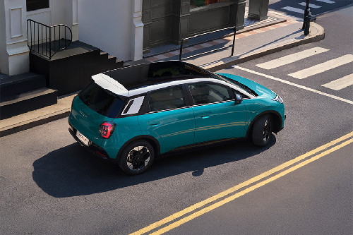 آيون يو تي Rear angle view