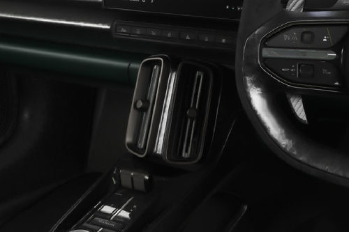 Front AC Controls of أستون مارتن فالهالا