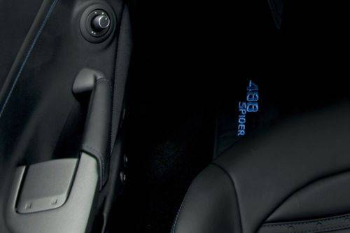 فيراري 488 Spider Drivers Side In Side Door Controls