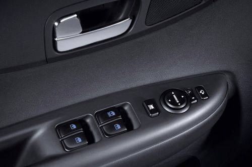 هيونداي i20 5DR Drivers Side In Side Door Controls