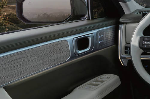 door handle interior of هيونداي سنتافي 2024