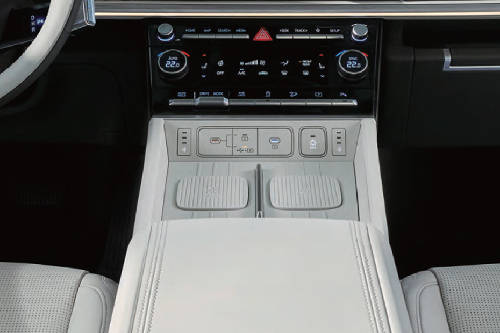 Front AC Controls of هيونداي سنتافي 2024