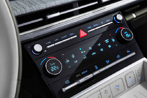 Front AC Controls of هيونداي سنتافي 2024