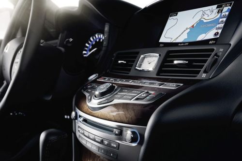Front AC Controls of انفنتي Q70