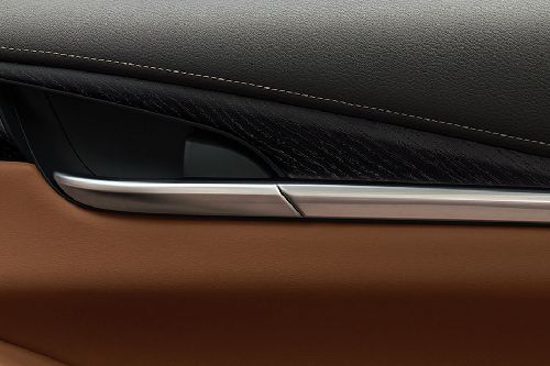 door handle interior of Infiniti QX60