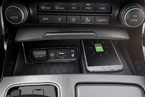 Power Accessories Outlet View of KIA Stinger