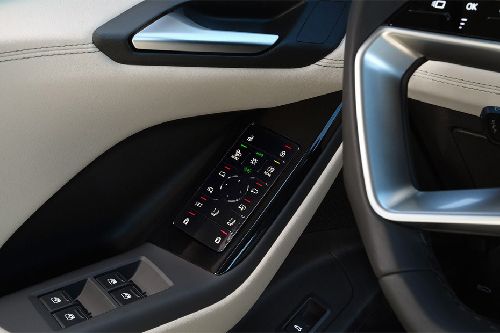 أودي كيو 6 إي-ترون Drivers Side In Side Door Controls
