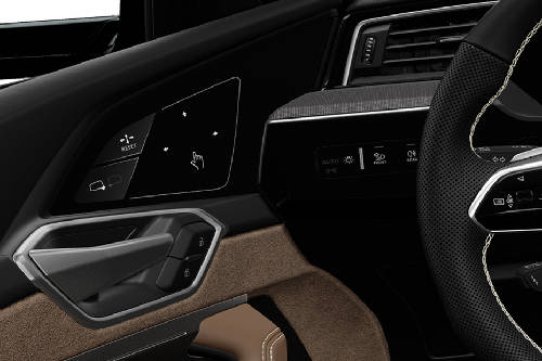 أودي Q8 إي-ترون Drivers Side In Side Door Controls